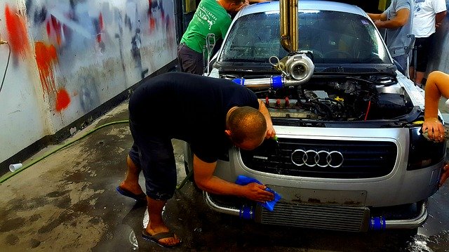 muži čistí auto.jpg